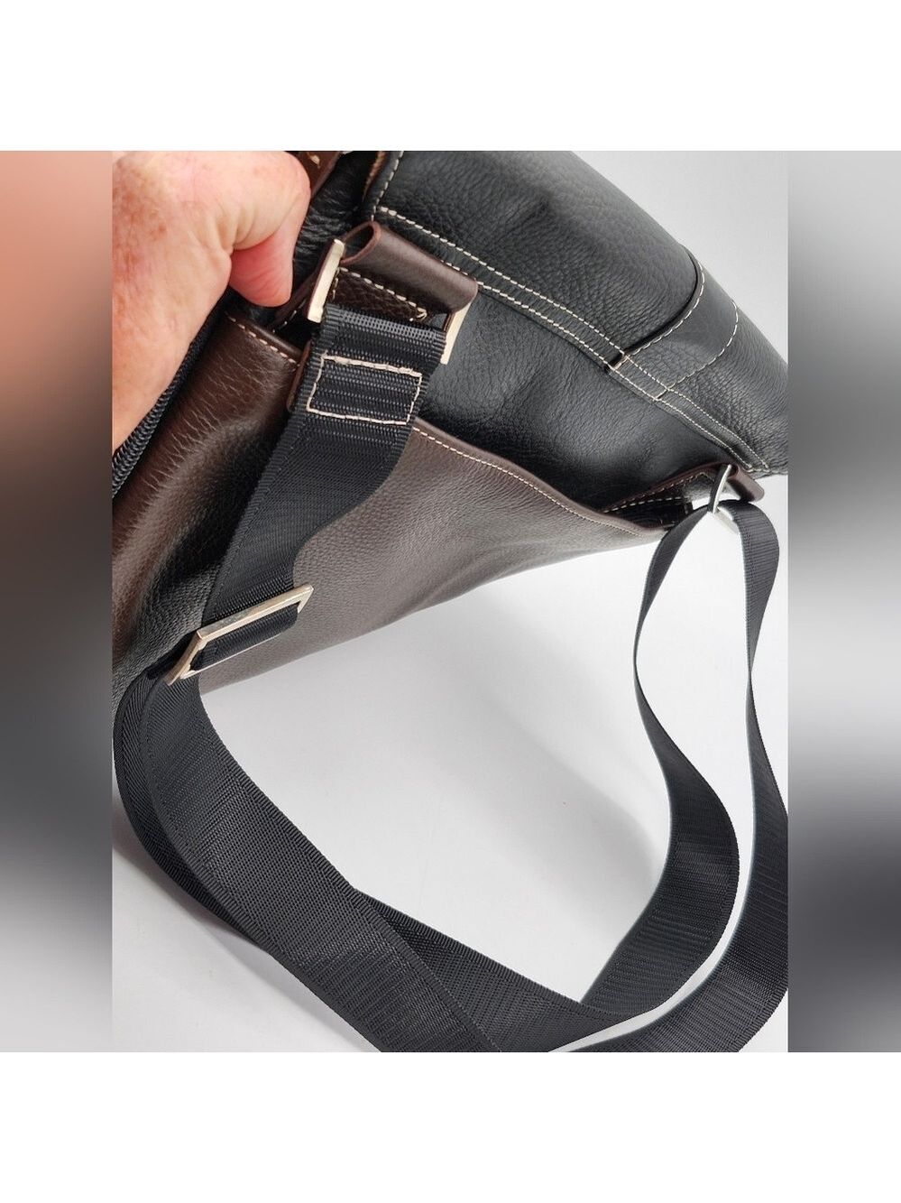 Travelsmith Elegant Black Leather Messenger Bag - Picture 14 of 14
